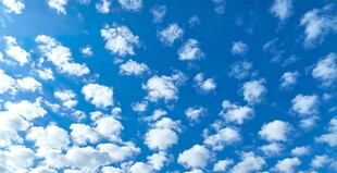 晴朗蓝天朵朵白云飘浮