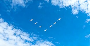 蓝天中飞行的编队飞机