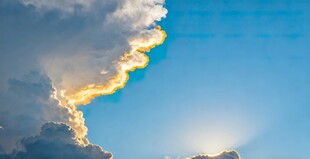 蓝天之上的绚丽云彩