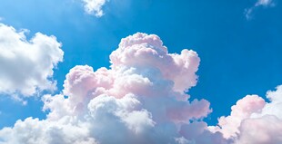 梦幻蓝天中的蓬松云朵