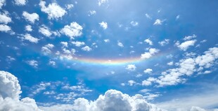 蓝天下的绚丽彩虹