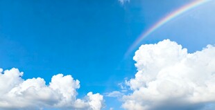 蓝天下的美丽彩虹