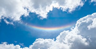 蓝天下的绚丽彩虹