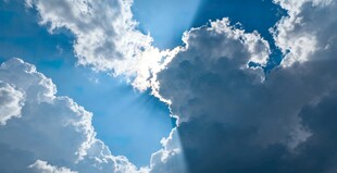 蓝天白云的晴朗天空