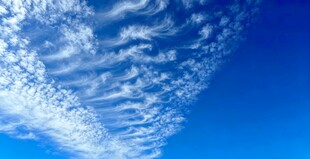 蔚蓝天空中的絮状云彩