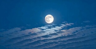 夜空明月伴云景