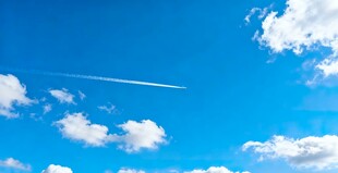 蓝天下的飞机尾迹