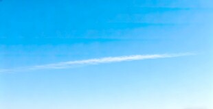 蓝天中的白色航迹线