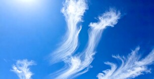 蓝天飘絮状白云美景