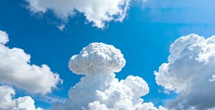 蓝天中蓬松的梦幻云朵