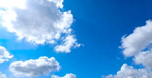 晴朗蓝天飘浮朵朵白云