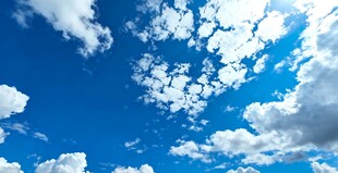 晴朗蓝天与蓬松白云