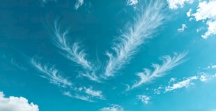 蓝天中的羽状云彩奇观