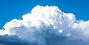 蓝天中的蓬松白云