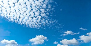 晴朗蓝天中的美丽云朵