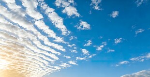 晴朗蓝天与条状白云