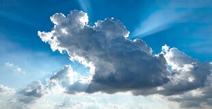 蓝天中壮观的蓬松云朵