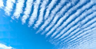 蓝天中的条状云彩