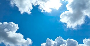 蓝天暖阳下的蓬松云朵