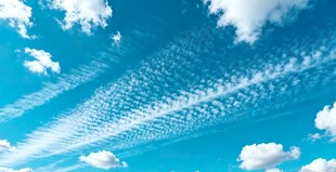 蓝天之上飞机留下的航迹