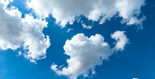 蓝天中的蓬松白云