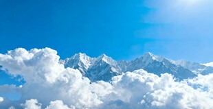 蓝天白云下的巍峨雪山