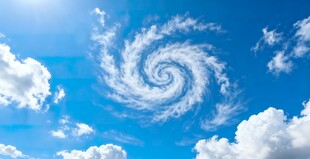 天空中奇幻的旋涡状云朵