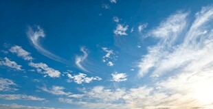 蔚蓝天空中的飘逸白云