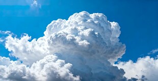 蓝天中蓬松的巨大云朵