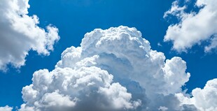 蓝天白云下的蓬松云朵