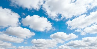 蓝天白云下的纯净天空