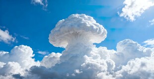 蓝天中壮丽的蘑菇状云朵