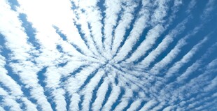 天空中独特的放射状云彩