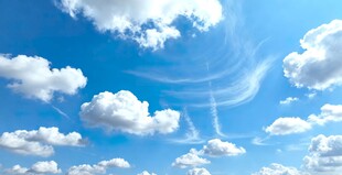 晴朗蓝天与蓬松白云