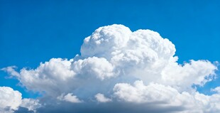 蓝天中的蓬松大云朵