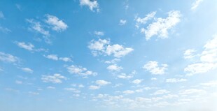 晴朗蓝天飘浮朵朵白云