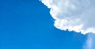 蓝天中的蓬松白云