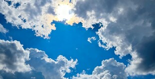 蓝天白云间的阳光美景