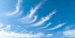 蓝天飘絮状白云美景