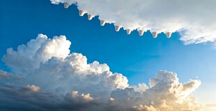蓝天飘白云的美丽景象