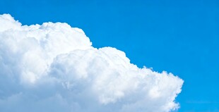 蓝天中的蓬松白云