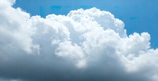 蓝天中的蓬松白云