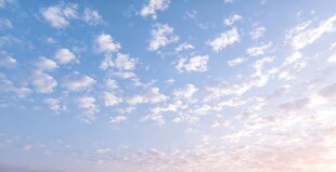 晴朗天空中的朵朵白云