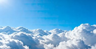 蓝天之上的蓬松云朵