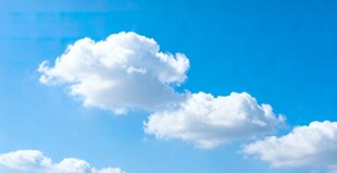 蓝天中的蓬松白云