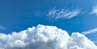 蓝天中的蓬松白云