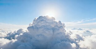 云端之上的壮丽日光景象