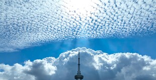 蓝天下的建筑与梦幻云层