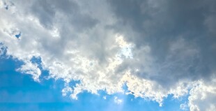 蓝天中飘浮的厚重云层