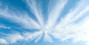 蔚蓝天空中的放射状云彩